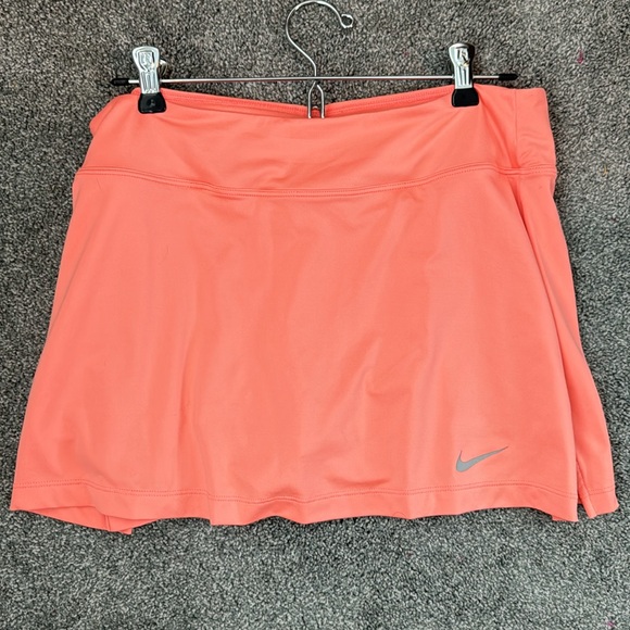 Nike tennis/golf skirt, dri-fit size Large no pockets in biker shorts - Picture 2 of 4